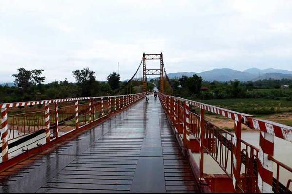 Cầu treo Kon Klor là địa điểm du lịch Kon Tum rất được ưa chuộng tại xã Đắk Rơ Va. Không chỉ sở hữu vẻ ngoài tuyệt đẹp, đây còn là công trình đặc sắc gắn liền với tên tuổi thành phố miền cao sương gió.