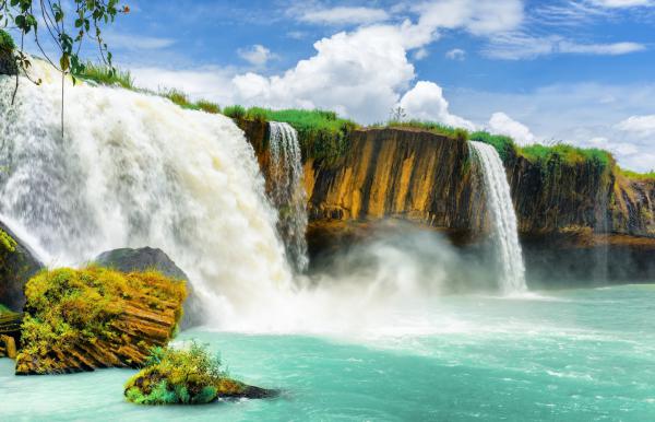 Thác Đray Nur là một con thác nằm cách thành phố Buôn Ma Thuột 25 km theo hướng Quốc lộ 14, ngang qua thủy điện Buôn Kuốp gần 3 km và đây là một ngọn thác hùng vĩ mà thiên nhiên đã ban tặng cho tỉnh Đắk Lắk.