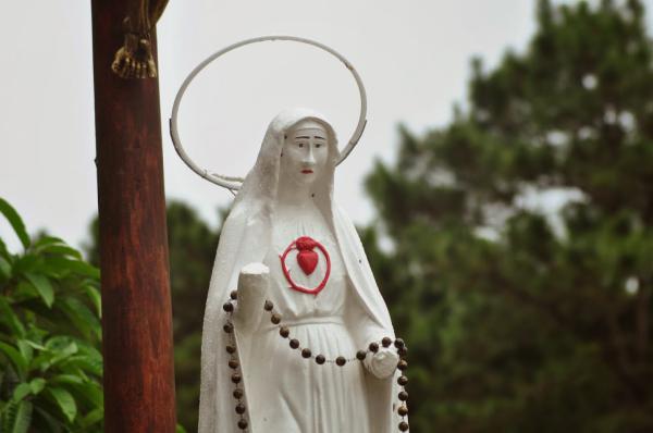 Tượng Đức Mẹ Fatima tại Măng Đen là một di tích, điểm hành hương Công giáo của Giáo phận Kon Tum, tọa lạc tại thị trấn Măng Đen, huyện Kon Plông tỉnh Kon Tum, cạnh Quốc lộ 24, cách thành phố Kon Tum 53 km về phía Đông Bắc.