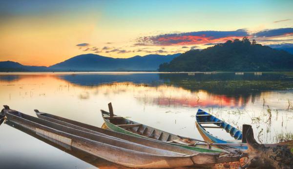 Hồ Lắk là một hồ nước ngọt tự nhiên lớn nhất tỉnh Đăk Lăk và hồ tự nhiên lớn thứ hai Việt Nam sau Hồ Ba Bể. Xung quanh hồ có những dãy núi lớn được bao phủ bởi các cánh rừng nguyên sinh. Buôn Jun, một buôn làng nổi tiếng của người M'Nông, nằm cạnh hồ này.